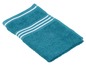 Une serviette de bain turquoise à rayures blanches.