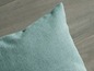 Un coussin vert doux en tissu