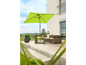 Mobilier de jardin avec un parasol vert