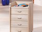 Une commode en bois avec quatre tiroirs, avec un carnet et des feutres dessus.