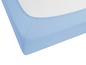 Drap housse bleu clair pour matelas.