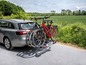 Deux vélos sur un porte-vélos monté sur une voiture.