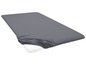 Un drap-housse gris foncé pour un matelas.