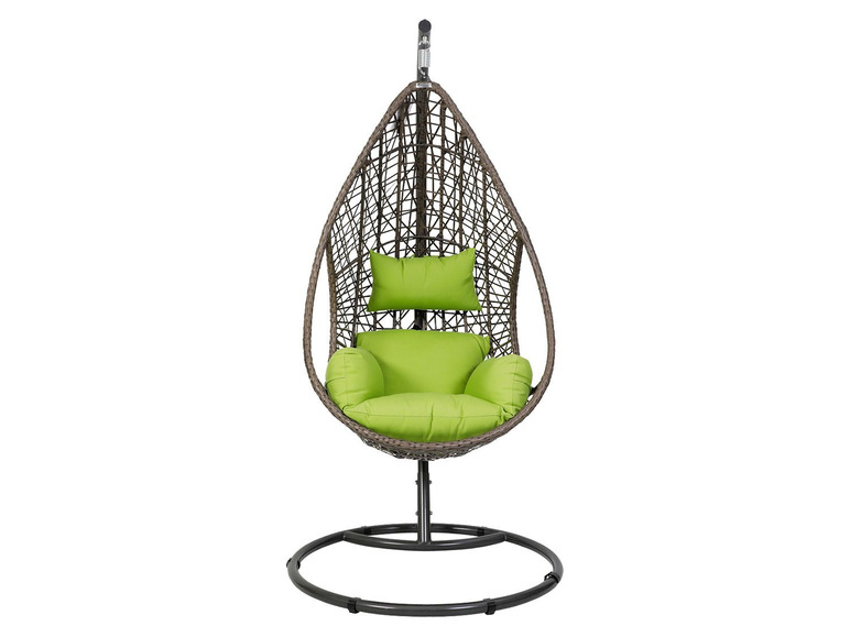 Un fauteuil suspendu avec des coussins verts en rotin tressé.