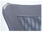 Détail d'un dossier de chaise avec un revêtement en cuir et un siège en mesh.