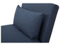 Un fauteuil bleu foncé avec un coussin.