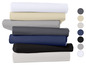 Une pile de draps de lit de différentes couleurs.