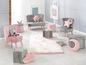 Chaises et poufs pour enfants gris et rose avec des motifs d'étoiles et de lune.