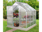 Une petite serre avec un toit et des côtés transparents, contenant des fleurs et des plantes.
