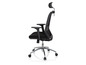 Une chaise de bureau noire avec accoudoirs et roulettes.