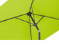Un parasol vert avec un cadre en métal gris.