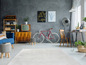 Un téléviseur vintage, un vélo et un tapis blanc dans un salon moderne.