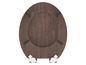 Une lunette de toilette en bois avec fermeture douce.