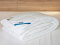 Une couette blanche Beco sur un lit