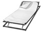 Un protège-matelas blanc sur un cadre de lit en métal noir.