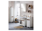 Meubles de salle de bain avec lavabo, miroir, armoires et paniers en osier.