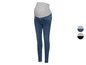 Jeans de maternité en denim bleu avec un haut gris.