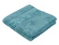 Une serviette de bain turquoise pliée.