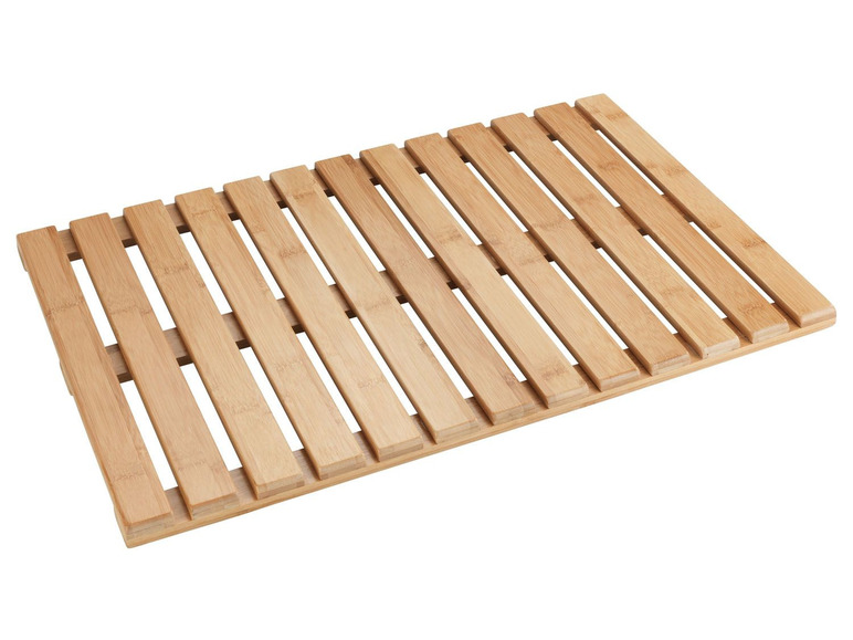 Un tapis de bain en bambou.