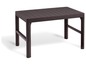 Une table en rotin brune pour l'extérieur.