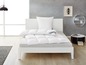 Un lit blanc avec une couette et un oreiller de la marque 