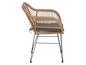 Une chaise en osier avec un coussin gris et des pieds en métal noir.