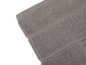 Une serviette de bain grise avec une texture côtelée.