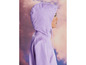 Une femme portant un imperméable violet à capuche.