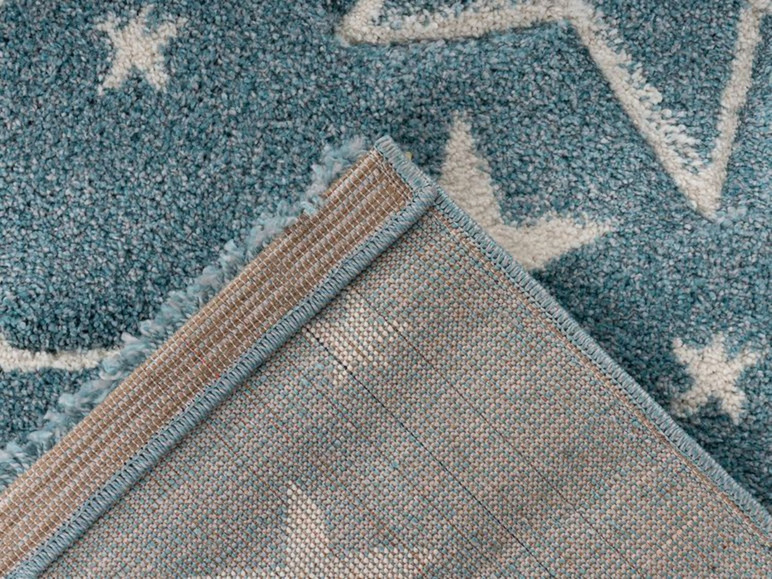 Détail d'un tapis bleu avec un motif rayé.