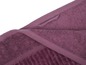 Une serviette de couleur violet foncé pliée sur un fond blanc.