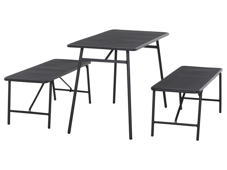 Une table noire avec deux bancs pliants assortis.