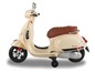 Un scooter Vespa crème pour enfants.