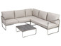 Un canapé d'angle avec une table basse assortie pour l'extérieur.
