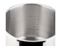 Gros plan de l'intérieur d'une casserole en acier avec des marques de mesure jusqu'à 4 litres.