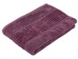 Une serviette de bain violette avec une bordure côtelée.