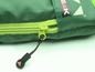 Un sac vert avec une fermeture éclair de la marque K-Way.