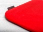 Un dessous de verre rouge et doux de Magma Home.