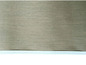 Tissu beige avec une bordure blanche.