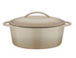 Une cocotte en fonte beige avec un couvercle.