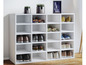 Étagère à chaussures blanche avec différents types de chaussures.