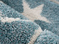 Tapis bleu et blanc avec un motif d'étoiles.