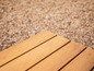 Plan de table en bois avec un arrière-plan flou de gravier.