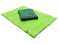 Un sac de couchage vert, déplié en couverture.