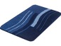 Tapis de salle de bain bleu avec des lignes ondulées.