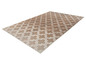 Tapis beige à motif géométrique.