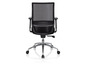 Un fauteuil de bureau noir en mesh avec des accoudoirs et des roulettes.