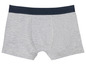 Boxer gris avec une ceinture bleu foncé.
