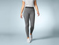 Leggings grises avec le logo Mickey Mouse et baskets blanches.