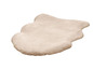 Tapis en fourrure beige de forme organique.