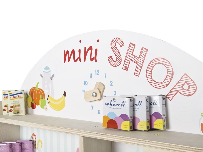 Un magasin de jouets en bois avec du détergent 'robawoll' et de la nourriture en jouet.